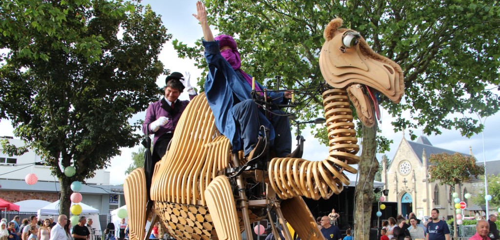 Balade orientale Acidu spectacle rue dromadaire bois machine
